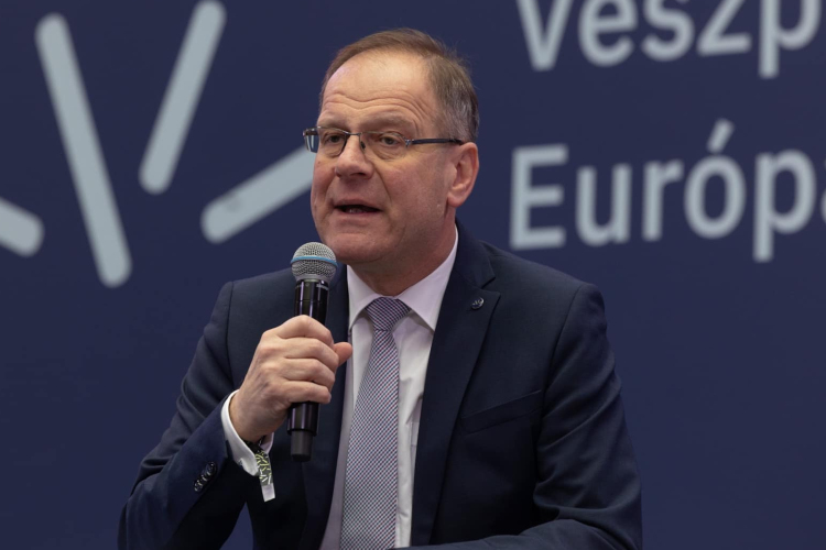 Tizennégy szervezettel kötött stratégiai partnerségi megállapodást Navracsics Tibor