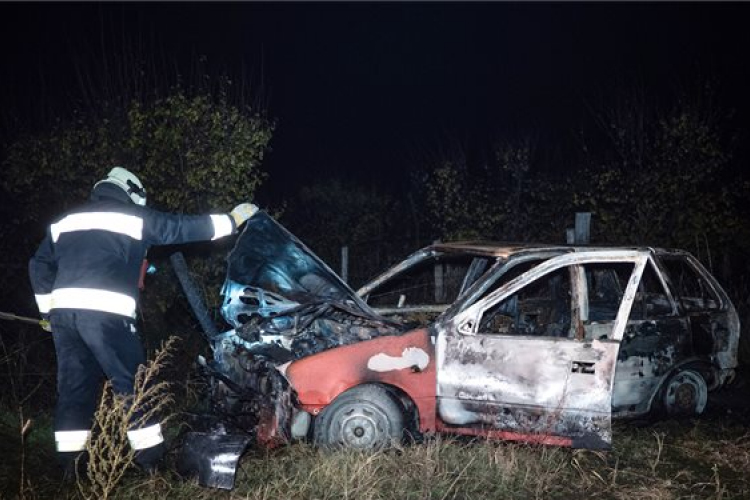 Bennégett a sofőr egy kigyulladt autóban Kecelnél 