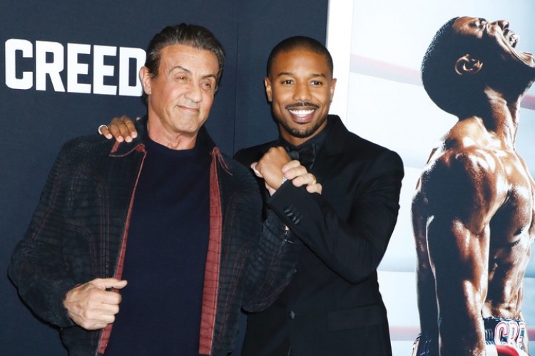 Stallone szögre akasztja Rocky bokszkesztyűjét