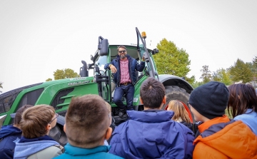 Winkler Robi menő traktorost faragott az iskolásokból