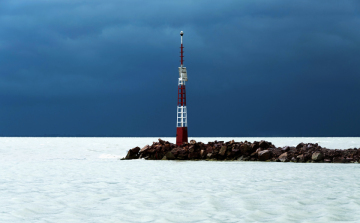 A viharjelzés követésére hívja fel a figyelmet a Balatonnál vasárnap a meteorológia