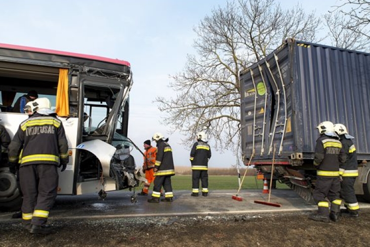 Kamion és busz ütközött a 86-os úton - sokak kórházban